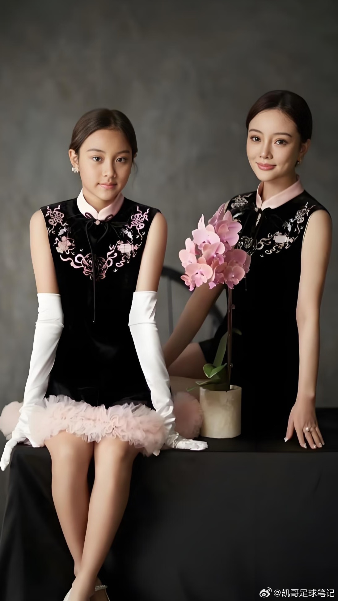 #甜馨妈妈曾否认与赵涛恋情#
近日李小璐与赵昱涛（赵涛）一同逛公园的画面曝光，再度引发恋情猜测。早在2022年二人首次传出绯闻时，李小璐就在评论区回应辟谣：“我跟我的合伙人、司机、干儿子出去吃饭、看电影、溜达都被拍过，都说是在一起。我身边就应该都是女生”。
多次被拍到同框出行，但双方暂未 ​