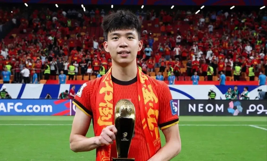 正式退出！王钰栋新决定，中国足协批准。

王钰栋确实“退”了，但退的是9月到10月的四场国际A级热身赛。

他并不是离开国家队，而是先转去U23国足，全力备战接下来的名古屋亚运会。

这事看着像“让路”，其实更像把人放到最该发力的地方。一个20岁的球员，已经踢到中超本土射手王的位置，身价也涨上来了，