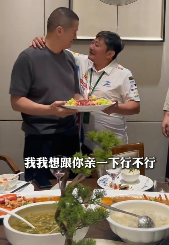 55岁生日宴上，李亚鹏被“亲”上了热搜
谁说中年人的友谊只能喝喝茶、叙叙旧？李亚鹏55岁生日这天，就被好友张雪来了个“意外暴击”。
生日宴正热闹着，张雪凑到李亚鹏身边，一把搂住他的脖子，当众问：“我想跟你亲一下，行不行？”周围朋友还没反应过来，有人下意识“啊？”了一声。话音未落，两人已经贴脸亲吻，干