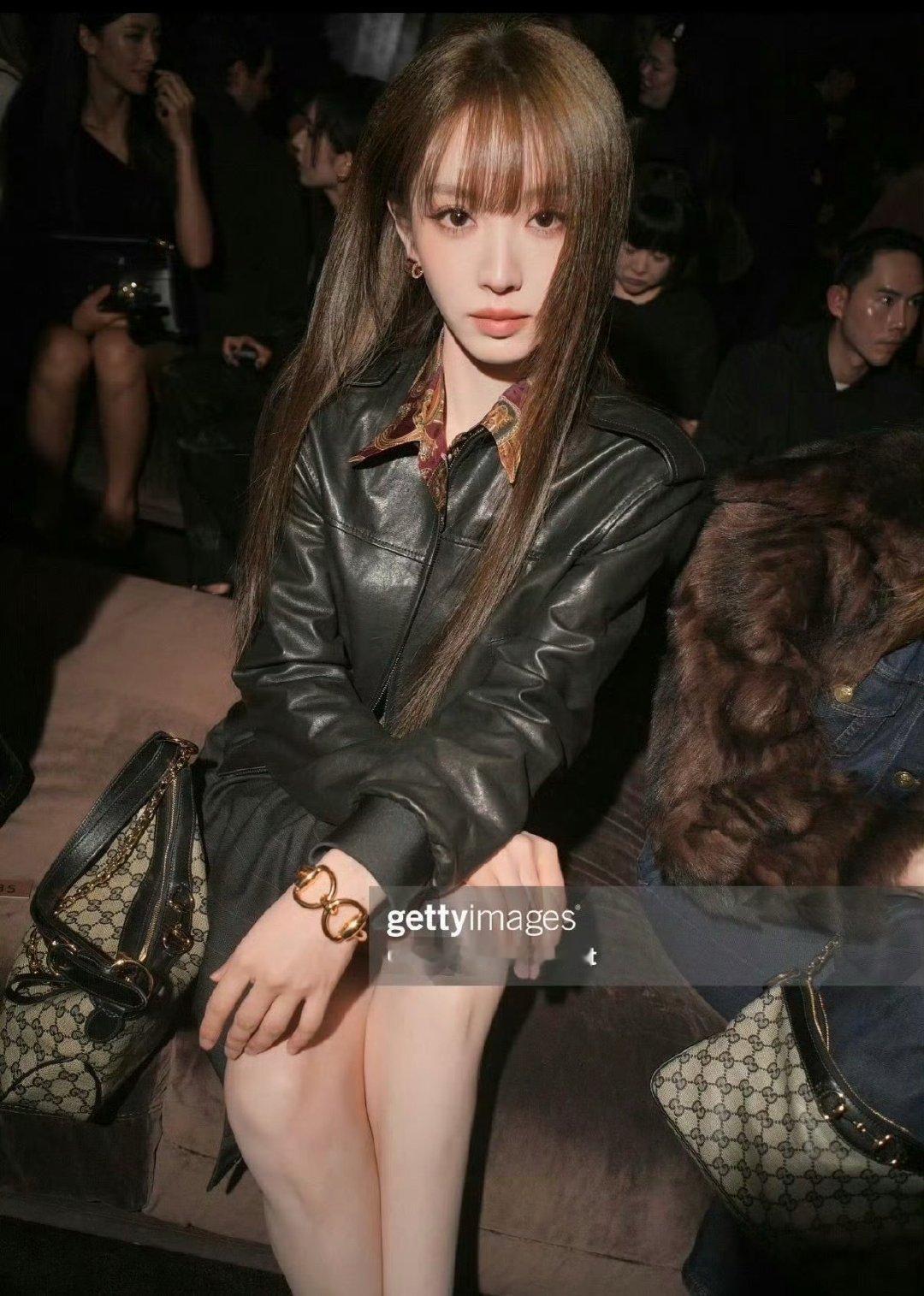 #田曦薇被绊后笑这一下#
救命！田曦薇这一下笑直接美到失语😭
眉眼弯弯太有感染力，随手一截都是封神生图
状态好绝，真的越看越心动！

​