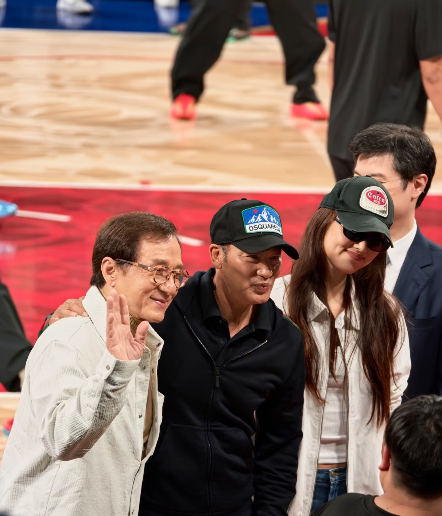 成龙在国际上是真的火！NBA中国赛，贝克汉姆，马云，蔡崇信，成龙又坐在了一起，其余的名人还有很多，林书豪，姚明，泡泡玛特王宁等等。
澳门威尼斯人综艺馆的看台上，第一排坐着一排人。
从左到右：泡泡玛特创始人王宁、成龙、贝克汉姆、马云、蔡崇信。马云穿着红色休闲衬衫，头戴白色棒球帽，坐在贝克汉姆和蔡崇信中