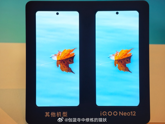 知名大V数码闲聊站已提前上手#iQOO Neo12#，这款全球首发维信诺2K+185Hz超冠屏的旗舰手机，搭配定制驱动芯片，解决2K高刷功耗痛点，功耗水平接近1.5K屏幕。2200nit全屏峰值亮度，画面干净通透不发灰。这块屏幕真的是把iQOO Neo系列拉升到了一个新高度，与iQOO16妥妥的双旗舰。#iqoo[超话]# ​​​​