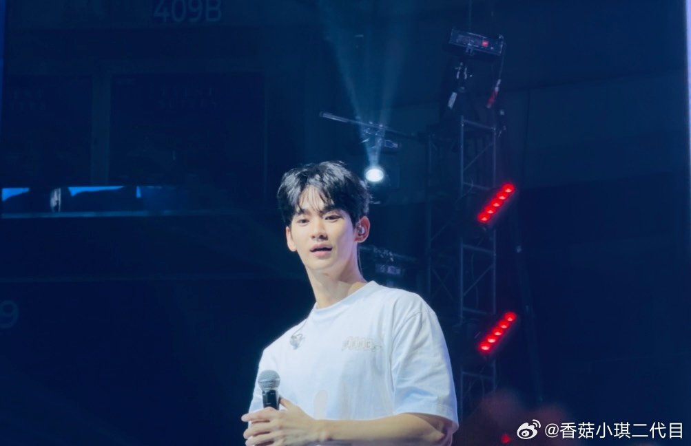 #金秀贤[超话]# 左看右看上看下看，爱是天时地利的迷信[老师爱你] ​