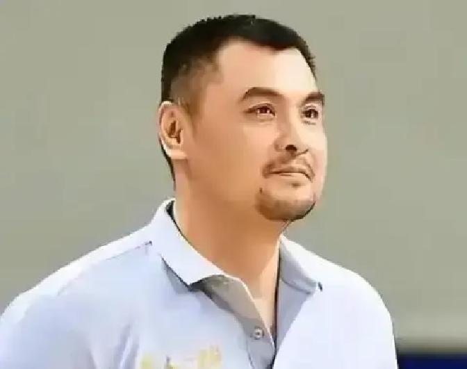 中国男篮每一次跌入低谷，大家最熟练的动作不是找病根，而是满世界找救世主。
这阵子换届的风声刚一冒头，郭振明被推上风口浪尖，姚明、刘玉栋、王治郅、朱芳雨这几个熟悉的名字，立刻又被大家拉出来排排坐。
看着这几尊大神，确实容易让人想起当年能跟世界强队掰手腕的硬气。
但球场上能绝杀，坐进办公室就真能把