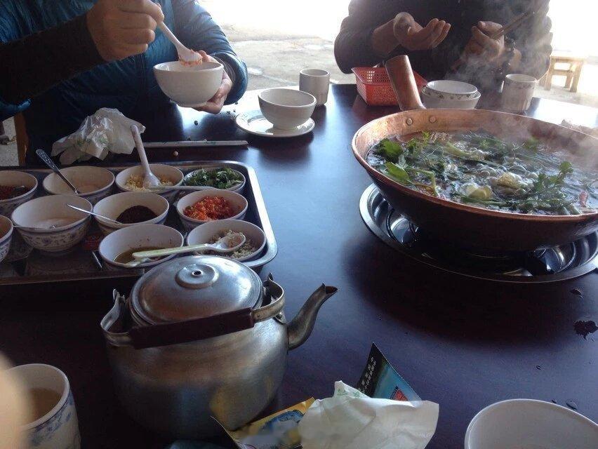 刷刷弹幕，让我能看到你，清华学子。
水军:清华毕业出来的都是精神病。
我:发张美食到内网。
清华学生:挖靠，你没妹的，吃这么好…
学生会主席:你现在在哪里
我:这是个大学问 ​