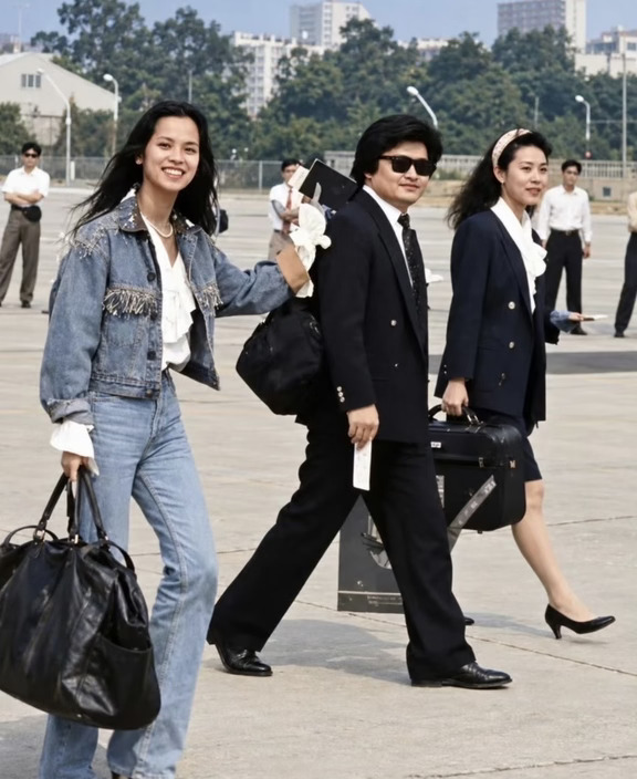 一曲雄风起，斯人已远去
	
翻开1990年的珍贵旧影，刘欢、韦唯与卢璐并肩而立，风华灼灼、意气飞扬。一曲《亚洲雄风》响彻大江南北，唱响了一代人滚烫的青春与家国热忱。刘欢与妻子卢璐的缘分温柔又热烈，身为湖南卫视才女导演、主持人的卢璐，与他初遇相知，短短九天便笃定余生、闪婚相守。半生相伴，晚年饱受病痛折磨的刘欢，常随妻子定居长沙，踱步岳麓山间，于静谧之中静养身心，褪去舞台所有荣光。
	
常年被股骨头顽疾缠身，叠加心脏旧疾困扰，纵使半生坚韧、奋力抗争，六十三岁的刘欢依旧憾别世间。《好汉歌》的豪迈、《少年壮志不言愁》的赤诚、亚运金曲的铿锵，首首经典烙印时代记忆。斯人已逝，余音不朽，那些穿透岁月的嘹亮歌声，永远留存人间，慰藉无数人心。