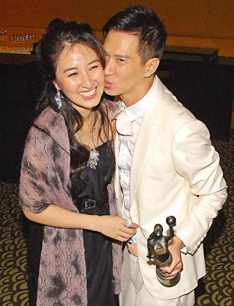 当红女星挤进40平米出租屋那天，整个香港都等着看笑话。 关咏荷的衣柜塞...