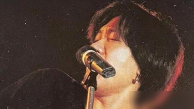 1992年饥馑三十现场，黄家驹发着烧，伴奏带一响，开口就是《半斤八两》。
唱完他说，这首歌送给宣布光荣引退的许冠杰。台下没人知道，他自己也只剩一年时间。
那场演出没修音，没混响，连呼吸声都录进去了。三十年后再听，嗓子是哑的，拍子却稳得吓人。
后来叶世荣和陈健添花了二十多年，把散落在东京、多伦多