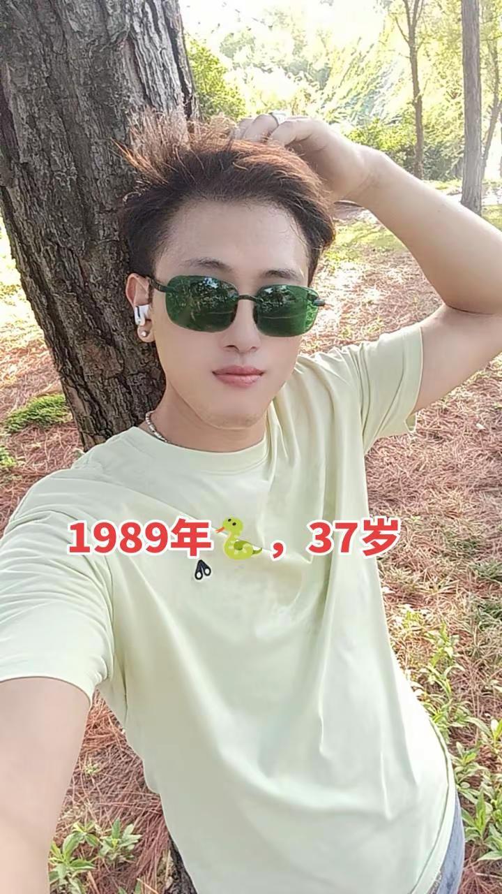 1989年，37岁了，一首《窗外》，如今再听，二十年匆匆而过，歌还是当年的歌，哥已不是当年的哥。人已非少年。那些年我们听过的歌