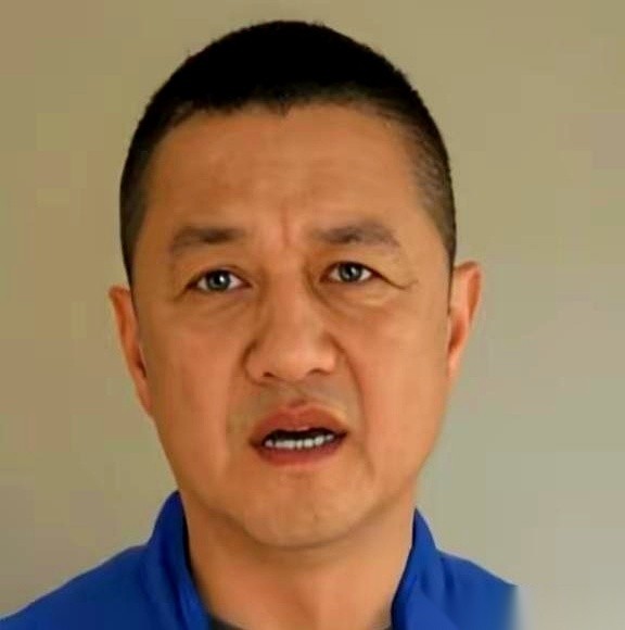 李亚鹏在直播里，聊起女儿李嫣。
他对着镜头，语气有点涩，说自己又被女儿拉黑了。不是因为吵架，也不是因为什么大事。
就因为他老给20岁的李嫣发养生文章。
手机这头，他一条接一条地发，后面还紧跟着一连串追问：“今天吃好没？”“天气预报说要降温，穿暖和点。”
他大概觉得，这是隔着屏幕也要递过去的一杯热水，