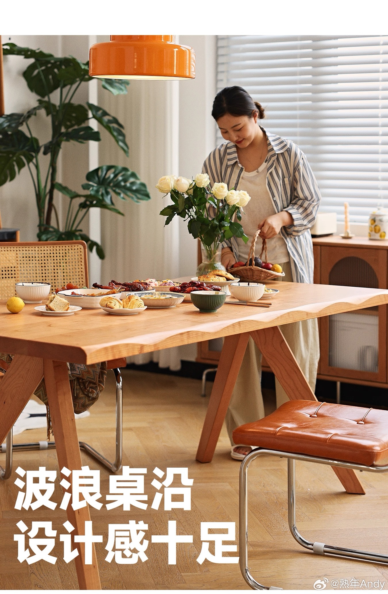 #设计师称中国客厅已失去意义#
其实说是叫客厅，功能主要是起居室或休闲室。
偶尔有客人造访，我们就在岛台上喝一杯（茶）。

我目前除了睡觉以外的时间都呆在这里。
这个空间有一张小沙发、一个乐至宝、
一张超大桌（以前放在中间，现在靠墙），
一个有玻璃门的书架放了我收集的各式咖啡杯，
一个敞开 ​