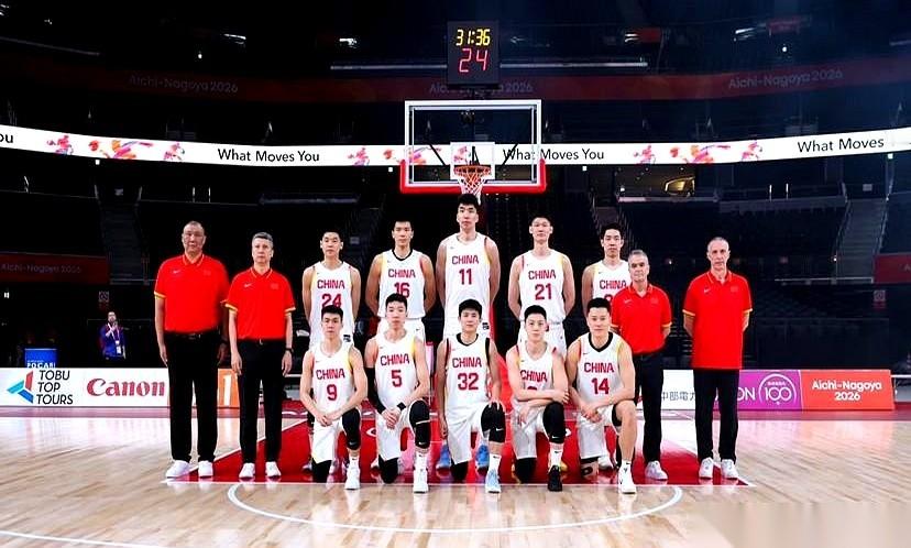 中国男篮以40%的夺冠概率站上了亚运会男篮四强的榜首。
半决赛他们要直接撞上占据主场优势的东道主日本男篮。
另一边带着30%预测概率的韩国男篮还在指望拼下一个冠军名次去兑换免除兵役的资格。
说白了，这种到了四强厮杀的局，各家都有自己的本难念的经。大家拼的根本不是谁天下无敌，而是看谁更会遮掩自己的软肋