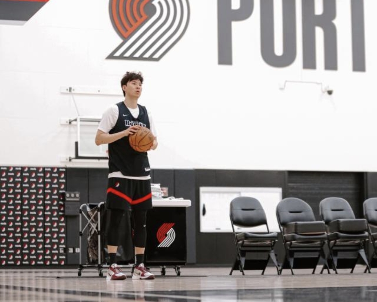 就在刚才，
开拓者官方发文，
杨瀚森再次被下放至发展联盟。
我们不要一听到被下放发展联盟时一则坏消息，相比于在主队打不上球，还不如去发展联盟打怪练级，发展联盟的比赛上场时间能够得到保证，身体状态和比赛感觉有利于保持，对己有利，静待时机。
开拓者新赛季的三场比赛，杨瀚森只在对阵太阳的末节获得一次上场机