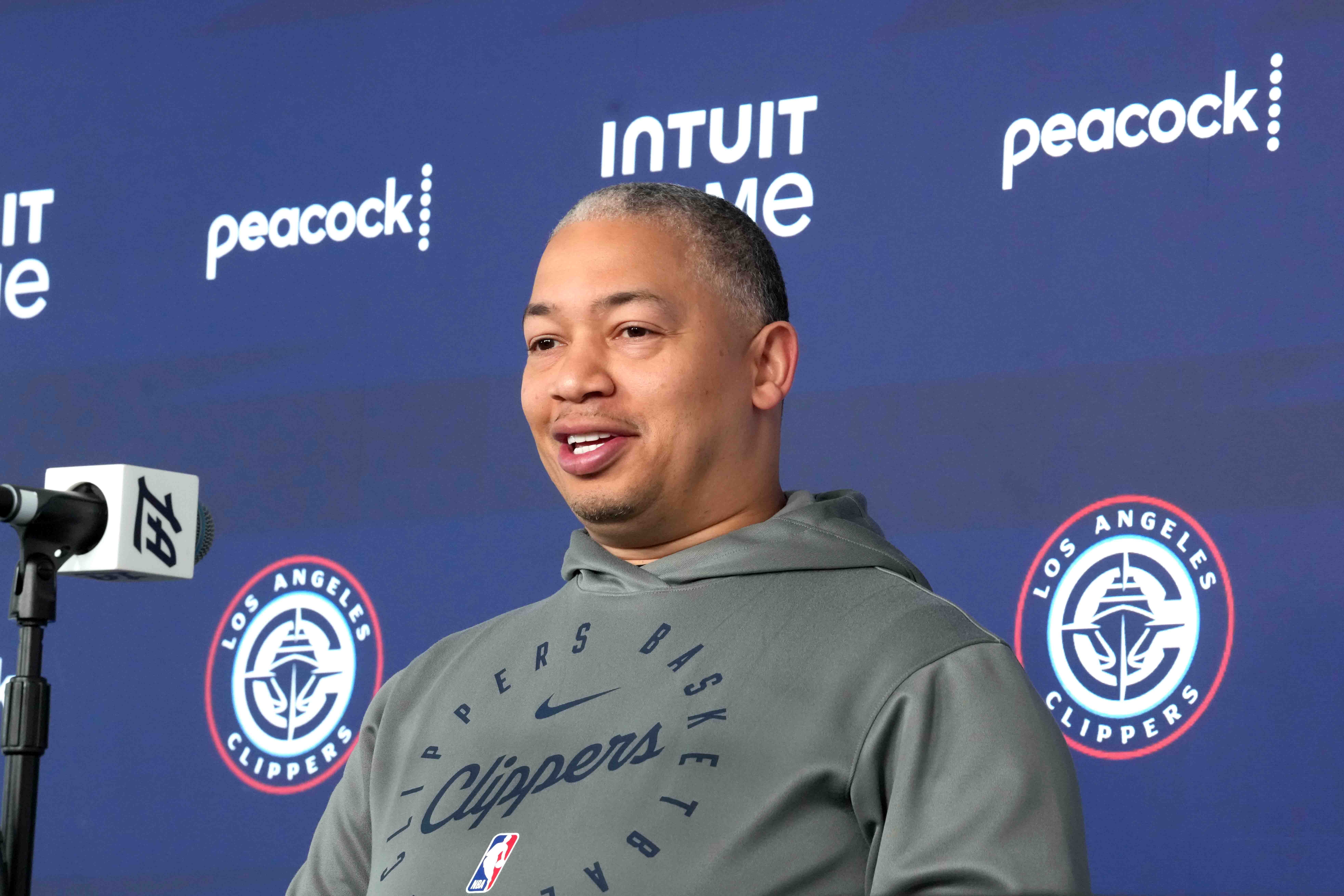 快船球迷排队道歉，泰伦卢提前3场完成35胜20负的目标！  本赛季NB...