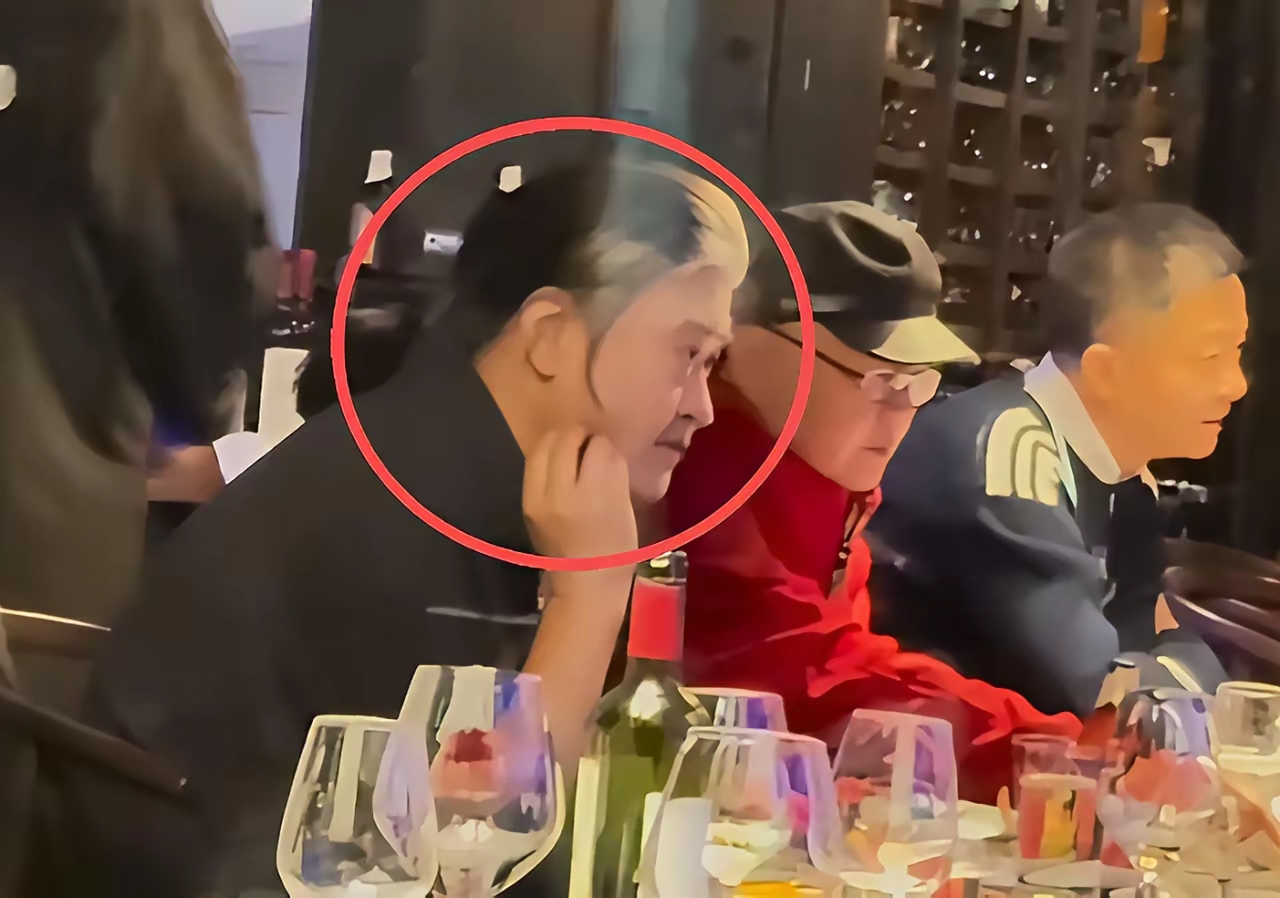 刘欢病逝的消息刚传出来的时候，不少人第一反应都不敢信，毕竟去年乌镇戏剧节的长街宴上，他还特意到场给黄磊捧场，当时看着精神状态没什么异样，谁能想到那居然是他最后一次公开露面。
很多人第一反应都觉得肯定不是困扰他十多年的股骨头坏死导致的，毕竟这病被叫做“不死的癌症”，只会影响行动，不至于直接危及生命。之
