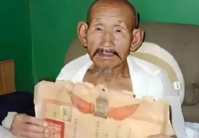 1994年，河南一73岁老农欠债不还，法院人员上门时，他害怕的躲了起来，让人没想到的是，法官找到他后，却握着他的手安慰道：“老英雄，让您受委屈了！”
 
卢文焕的手被握着，微微发颤。他张了张嘴，没说出话。旁边的儿子愣愣地看着，手里的茶碗忘了放下。
 
“我们查了档案，”法官声音不高，“您是立过功的人