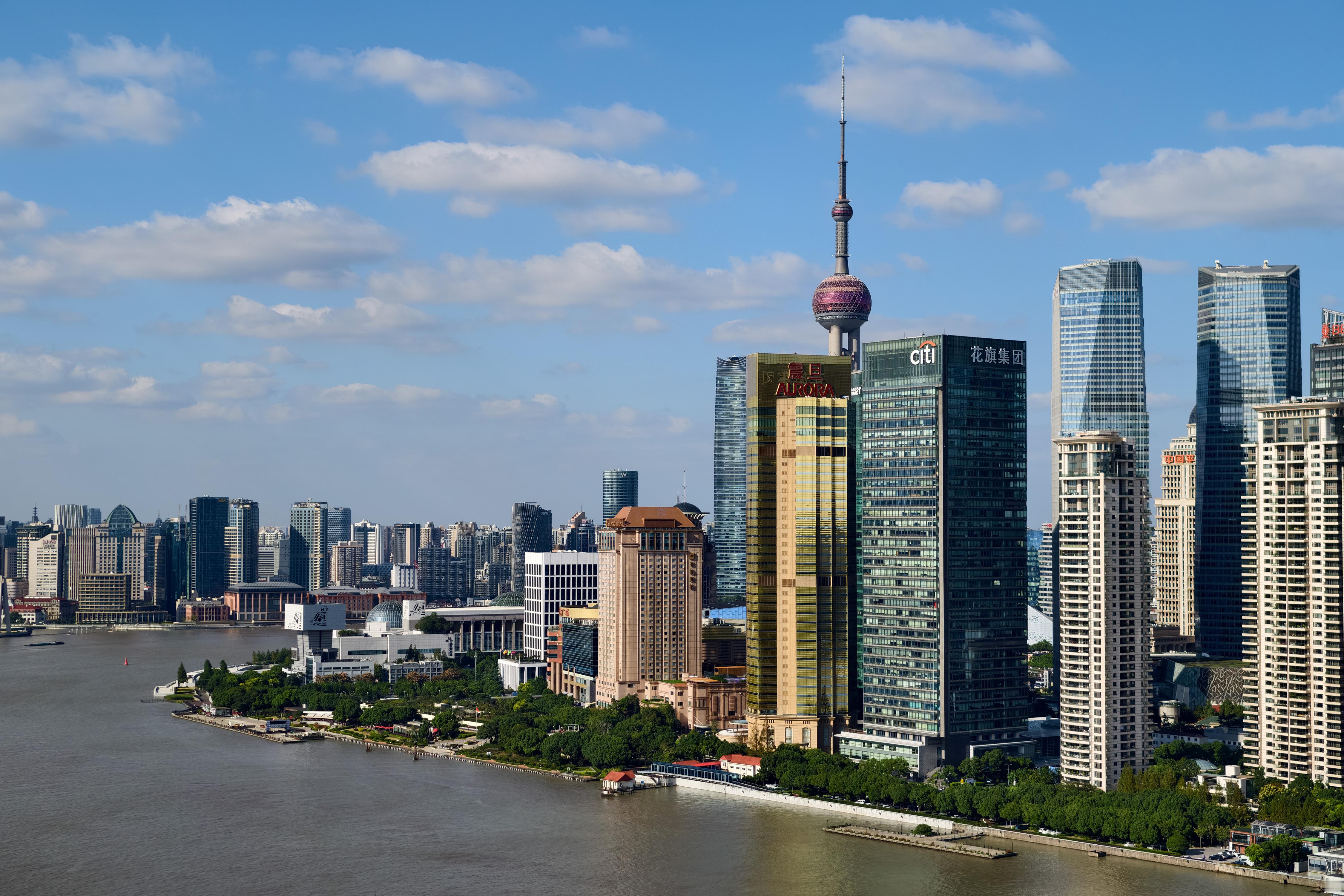 【花旗：#中国企业正将高科技供应链部署到海外# 】据《南华早报》报道，花旗银行数据显示，今年1-8月，中国内地客户从全球资本市场筹集的资金总额已达300亿美元。

花旗中国总裁张文杰表示，中国企业已超越低成本制成品出口和跨境并购，如今正将整个高科技供应链生态系统部署到海外，重点转向绿色能源 ​