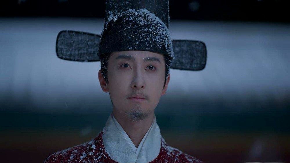 47集大结局播完，剧里的忠臣全死了，一个没留。

林锦岐死了，韩粱冻死了，袁绍辉直接被割喉。包括襄国公在内，这帮人明知帝王错杀，到死都没反。

弹幕里有人发：“这才是忠”。

剧收官后，李梦直播讲了当初怎么抢到赵星棠。谭松韵也写了小作文，说角色向阳而生，还评价这结局叫“东方式克制”。帝王负我，我不负