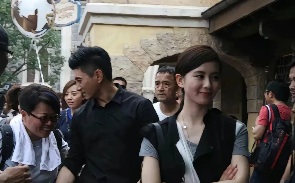吴奇隆带刘诗诗游迪士尼，冷白皮太抢镜，人群中一眼沦陷！ ​