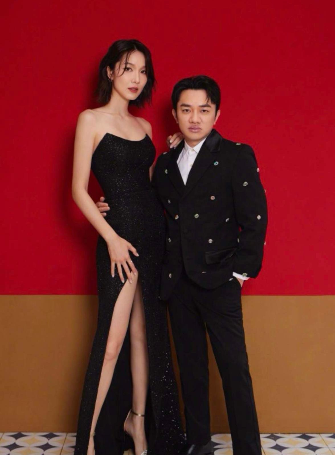 我不能理解这两个人
一个是包贝尔的老婆包文婧，一个是王祖蓝的老婆李亚男。
这两个女的有着相似的认知：有点自卑，爱自己的老公，都觉得自己能力不如老公。
两个女的都是美女啊，他们的老公长的，我说实话真的一般般，两位先生也都不高
李亚男175公分，选美冠军、华裔小姐，2005年与王祖蓝相识，9年后 ​