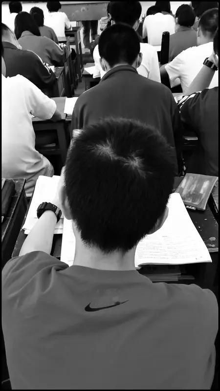 高考444分被殡葬专业录取男孩已入学 高考444分被殡葬专业录取的河南小伙魏斌杰，现在已经正式在三门峡的学校入学了。
18岁的他4月4日清明节出生，高考又考出444分，还刚好被现代殡葬技术与管理专业录取，一连串带4的巧合直接让他成了全网热议的“天选殡葬人”，各种玄学解读和脑洞传闻满天飞。
但他早就澄