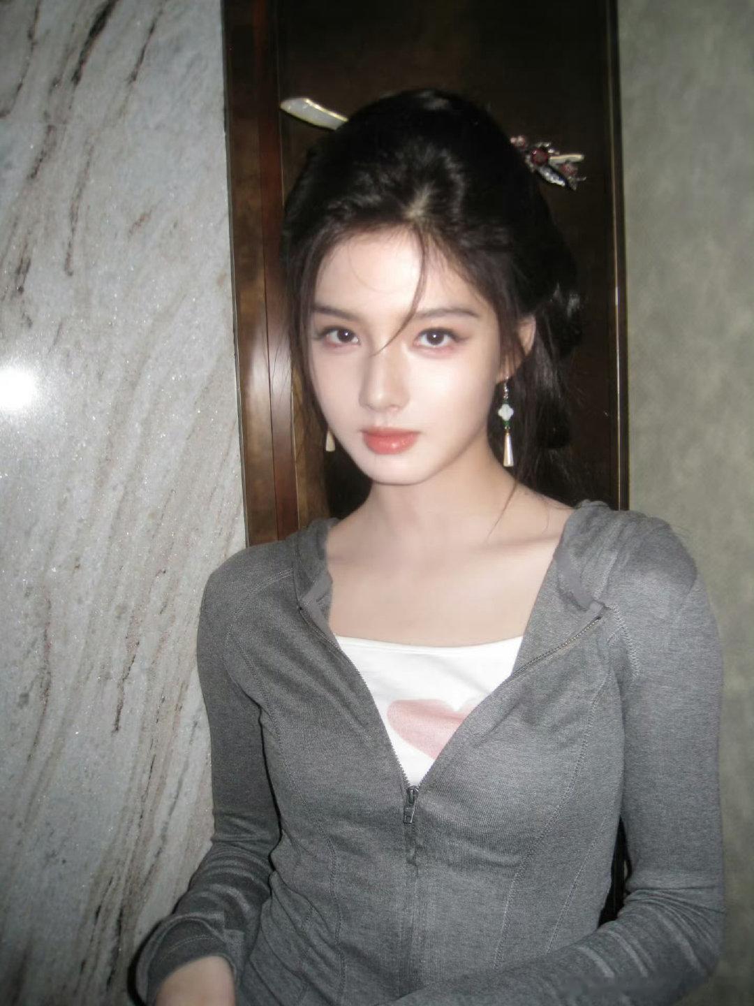 #艾米[超话]#  
你幸福 就足够
#艾米蓝灵娥# ​