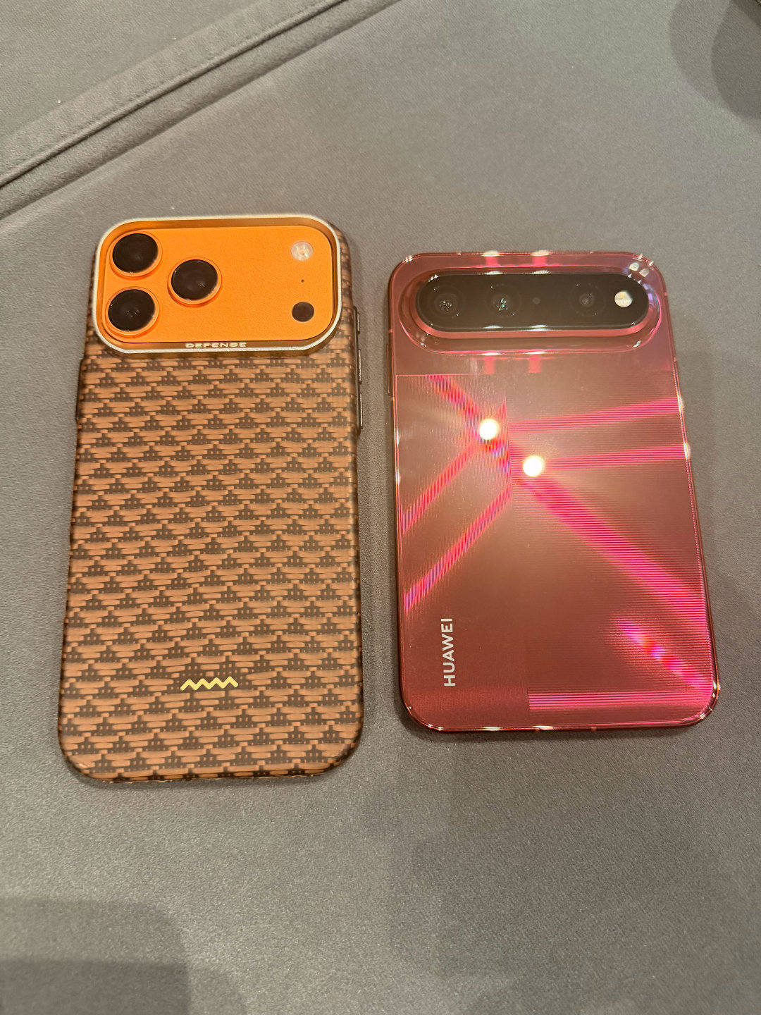 说，华为阔直板手机真牛，想用他的iPhone跟我换，被我拒绝了。

#华为puraxview#  ​