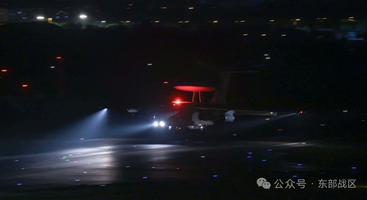 #空警500暗夜出击# 战鹰列阵，引擎轰鸣。近日，东部战区空军航空兵某部，一场与星辰为伴的暗夜行动拉开战幕。预警机划破星空直冲云霄，抵达预定空域，模拟对抗随即展开。（东部战区） ​​​#加快建设新时代航空强国# ​