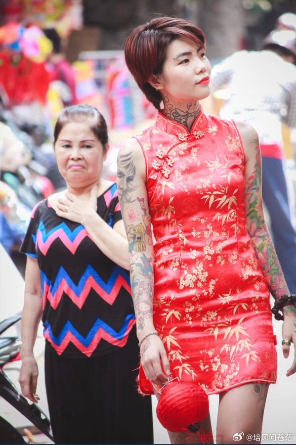 #越南工资正在追上中国#
有人说越南工人工资正在追上中国。确实如此越南工资在快速上涨，与中国的差距在缩小，但远未“追上”。
根据2024-2025年及2026年初数据：

🚩越南：全国劳动者月均收入约770万-900万越南盾（约2200-3400元人民币，折合USD 300-340），制造业普工综合月薪多在250-450美元。年 ​