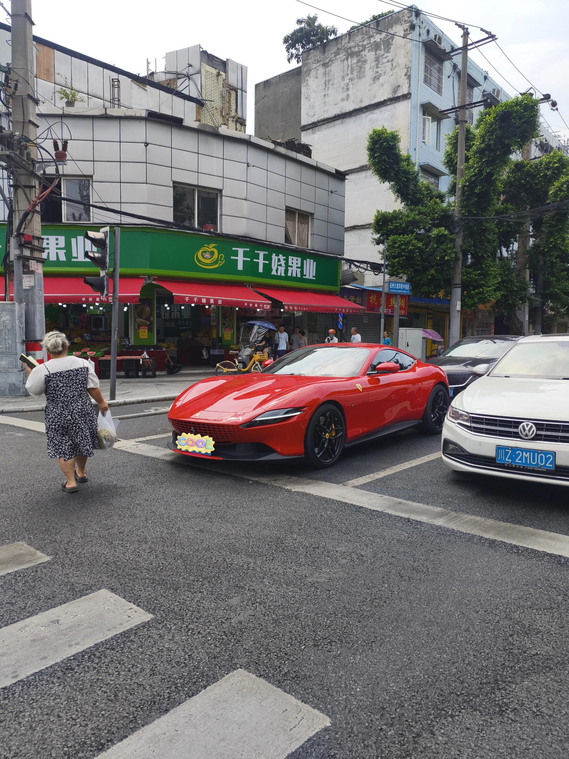红色的法拉利Roma，真的是优雅到骨子里了【来自懂车帝车友圈】