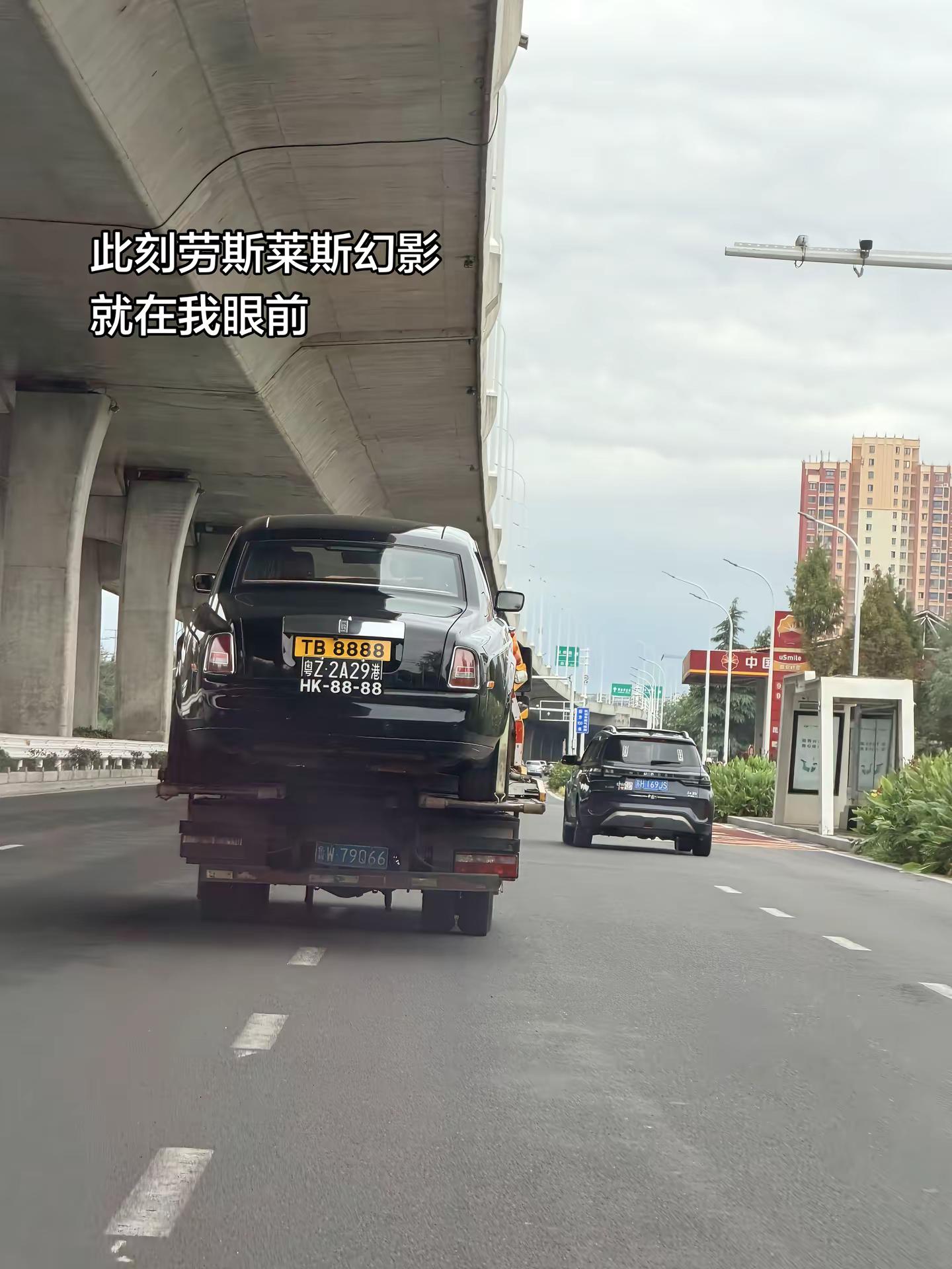 此刻劳斯莱斯幻影就在我眼前，也是让我见到了