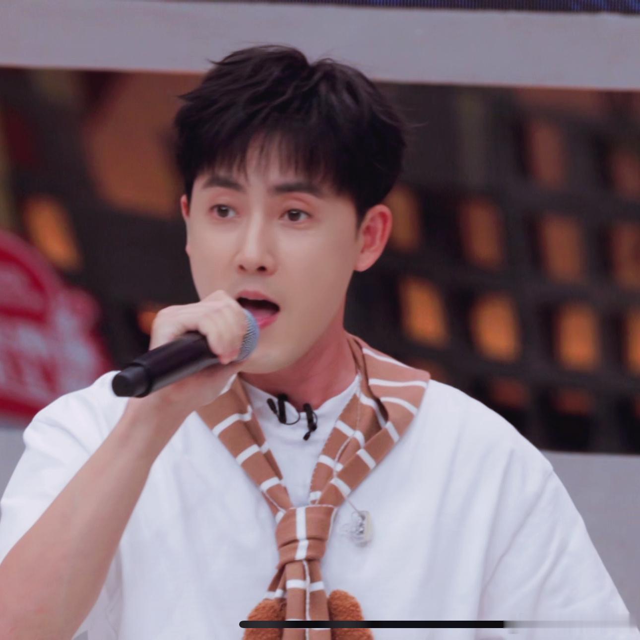 #张睿[超话]#  zr #张睿披荆斩棘# 
想过你可能会在这首歌里唱rap，但依然会很惊讶，这个勇气超牛的，披荆斩棘的意义就是在于突破自己，挑战没有尝试过的东西，只能说你真的有在好好的体验不同的方式，也给我们带来了不同的张睿！这个勇气超越了太多的人，除了牛我也想不出其他的词语了，如果这就是你想 ​