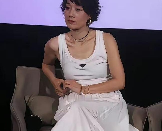 马伊琍要是真不嫁了，会不会让很多人意外？刷到她《余红旧事》的路透，我第一反应不是“她怎么成这样”，而是“她终于不端着了”。泡面头、旧棉袄、脸圆了一圈，蹲在片场台阶上啃包子，袖口都磨毛边，这哪还是女明星，分明是隔壁刚下夜班的大姐。
很多人说马伊琍很难再嫁，其实不是没人喜欢她，是她早过了“必须找个人撑腰