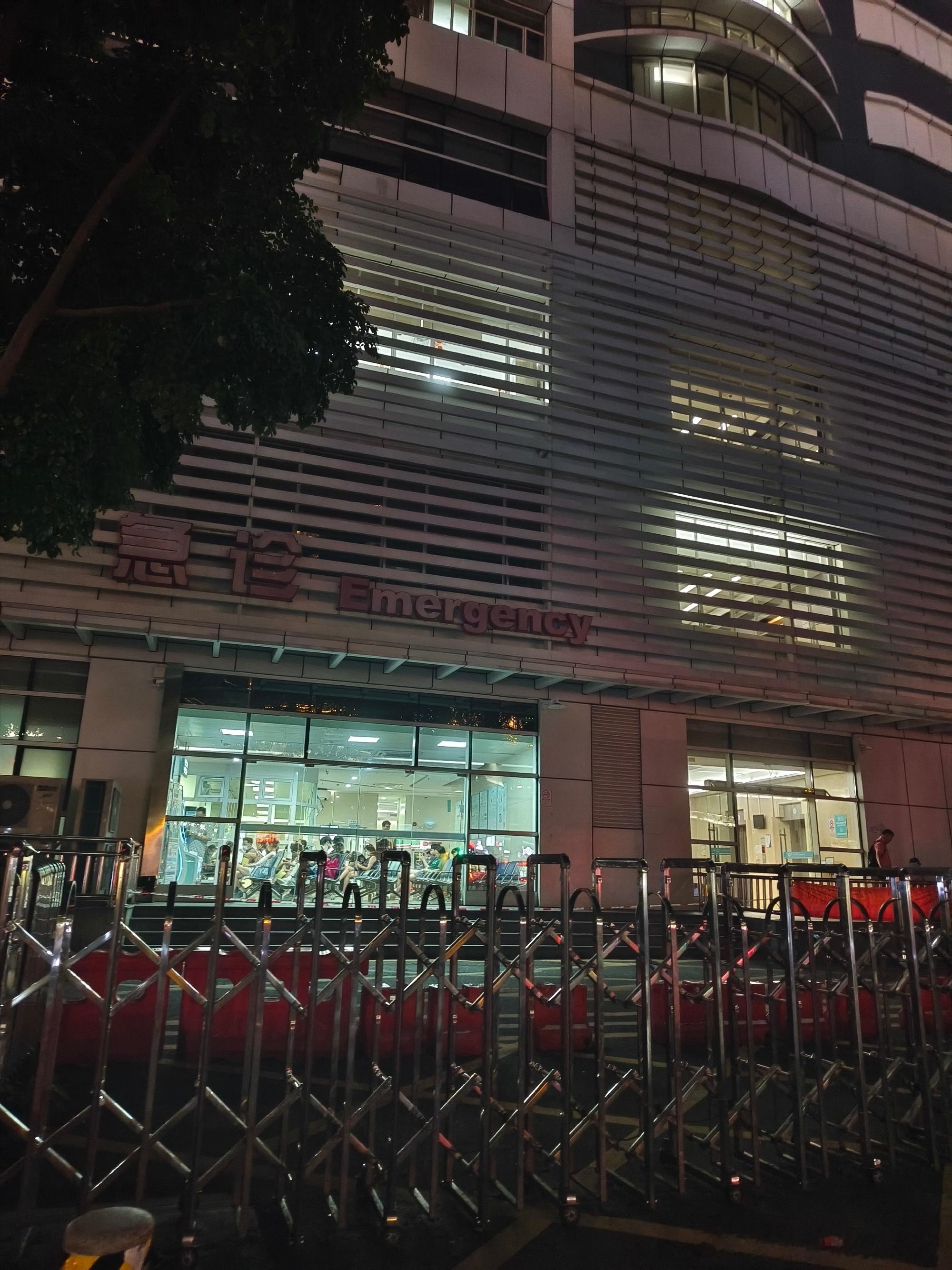 今天晚上出去找打印店拿展板的时候感受了一下广州。。好微妙啊。很熟悉的感...