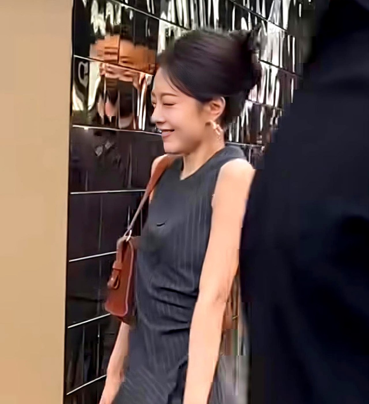 一阵突如其来的刺耳尖叫，直接把台上的赵今麦吓得缩成了鹌鹑。

零点几秒内，她本能地紧闭双眼，肩膀猛地往上一耸，脖子死死缩进锁骨里。镜头怼脸拍下了这个毫无防备的瞬间。

平时见惯了女明星的半永久职业假笑，这种像小猫踩空一样的真实生理反应反倒稀罕。要知道，她那天穿的可是走轻熟知性风的衣服。

前一秒还是