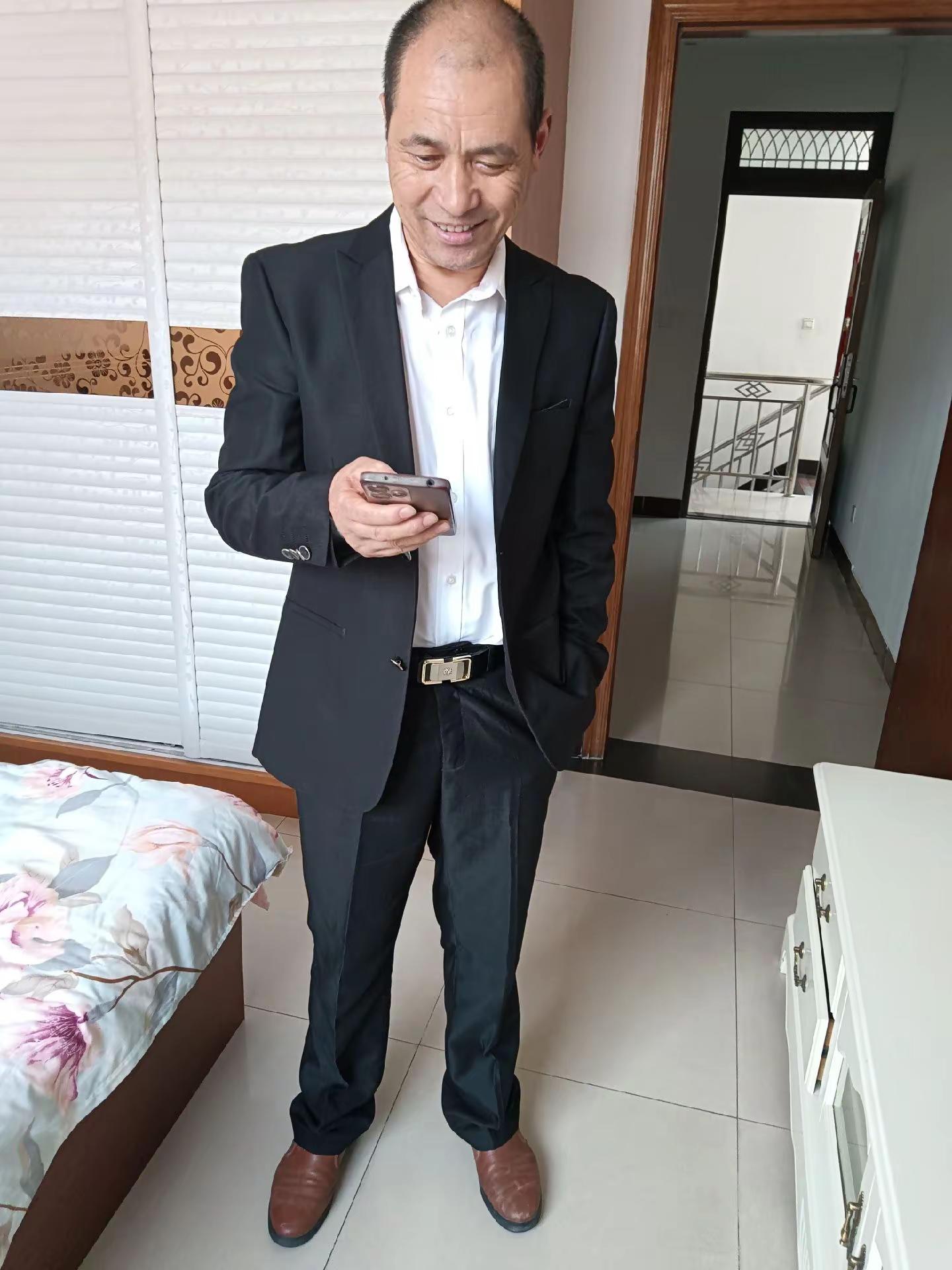 <p>晚年生活 夫妻组合 老夫老妻秀恩爱 帅老头 <!--{img:0...