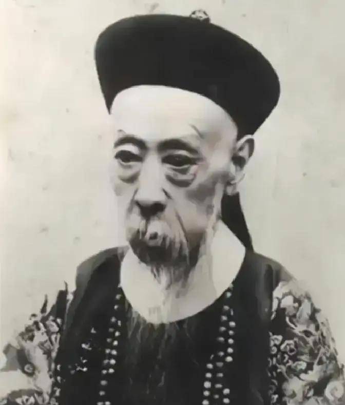 慈禧太后并不是亡国妖后？真正把大清推入深渊的，是那个表面忠厚老实、实则卖国求荣的满清亲王。更让人心寒的是，这位“铁帽子王”早已安排好后路，将毕生搜刮的财富存入外国银行，自己躲进天津租界，做起了富家翁。
一九一二年一月的一天，奕劻在天津英租界的洋楼里，亲手将一张单子交给汇丰银行的经理。单子上列着金条、