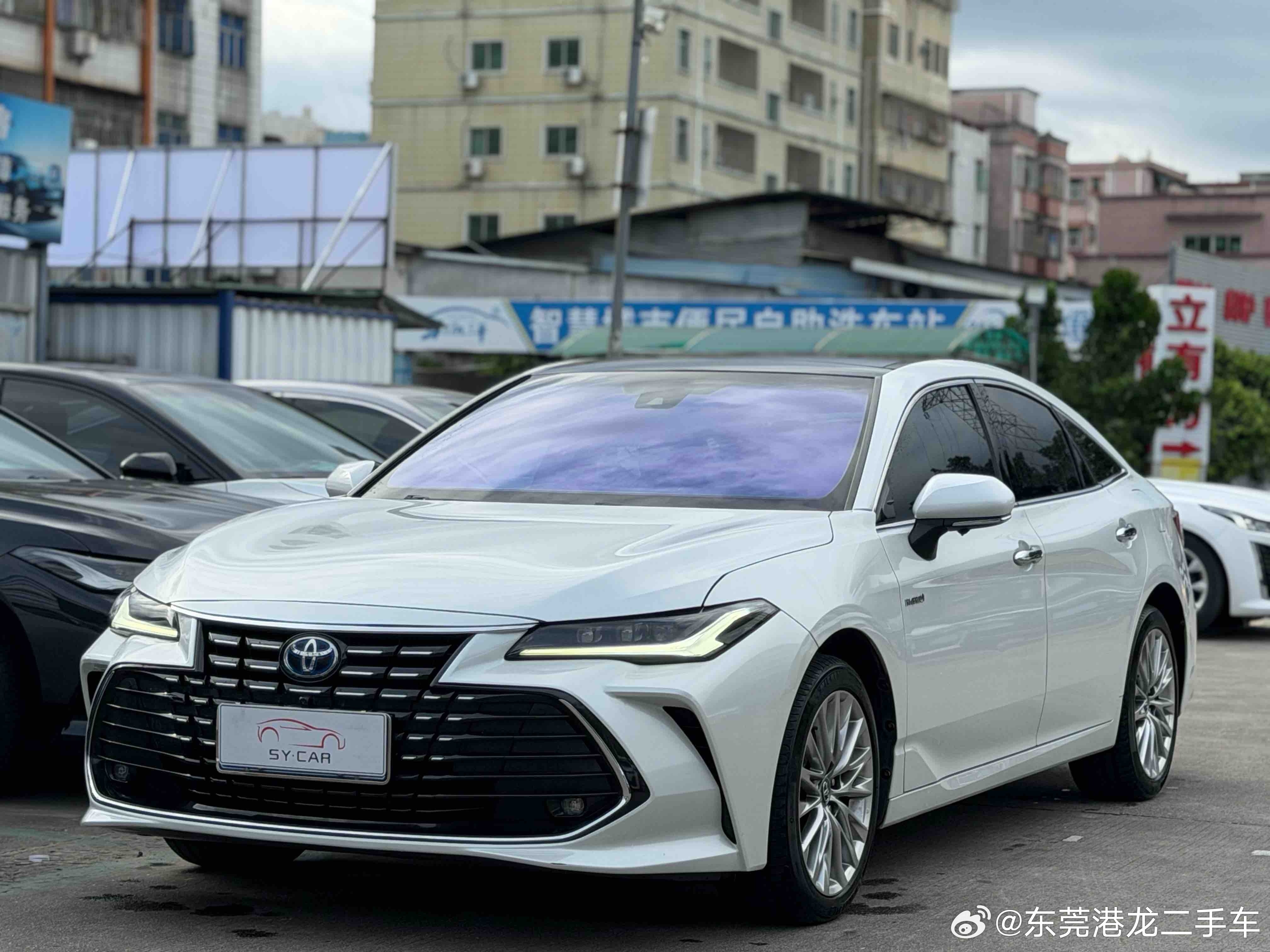 #2022款亚洲龙双擎2.5LXLE尊贵版#
2023年09月4.4万公里2.5混动

主打家用兼顾轻商务的B+级轿车。
相比凯美瑞，车身更大，后排乘坐空间更宽裕，家庭出行、偶尔商务接待都够用。
4.4万公里属于正常家用里程，2.5双擎这套动力，市区代步油耗优势很突出，油电切换平顺。
23年上牌，混动电池还在原厂8年20万 ​
