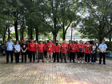 #区局动态#【强化骑手哨点监督 筑牢夏季网络餐饮安全防线】为有效防范网络餐饮食品安全风险，充分发挥外卖骑手食品安全社会监督员 “一线探头” 监督作用，近日，莘庄所联合沁春网格，深入辖区京东外卖站点开展网络餐饮食品安全专项培训。本次培训紧扣夏季外卖餐饮突出隐患，聚焦餐品存 ​