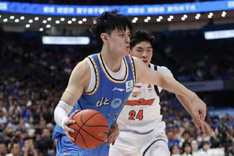 海归教练李昂差点率领吉林男篮掀翻李楠执教的北京男篮！李昂真实中国篮球界的一股清流，与众不同啊，竟然是奥数保送清华数学系的天才精英，哥伦比亚大学体育管理硕士，数据不会骗人，数据说话才是真实的，这样的高材生教练是中国三大球的一条新思路，某种程度比那些退役后不学无数，抱着落后的老三样，玩弄人际的混子教练强