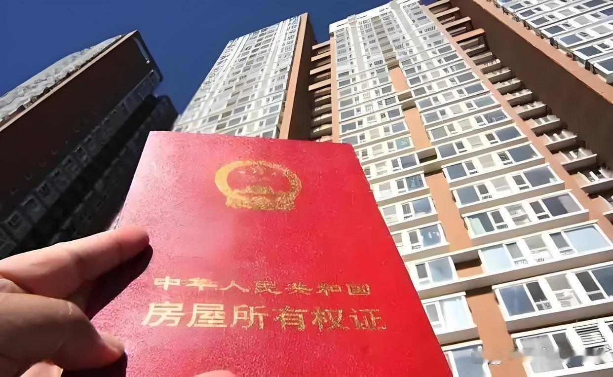 婚后买房只写继父名字，亲女儿最后只能分到房产1/6。

我看完这个案子，心里真的很唏嘘。说实话，很多再婚的夫妻都踩过这个坑，以为房产证写谁的名字，房子就全部归谁，广州这套500万学区房的故事，看完真的让人感慨良多。
 
刘阿姨和继父搭伙过日子三十多年，婚后一起出钱买的房子，房产证只写了继父一个人的名
