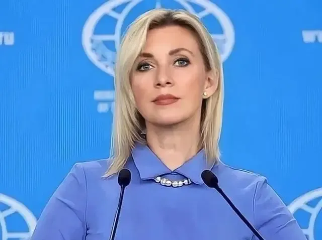 很多人都不明白，为什么俄罗斯不需要光刻机？俄罗斯从来不为高端芯片发愁，不是因为俄罗斯有破解之法，是因为他们压根就没有这个需求。因为俄方最先要保住的，是军工、航天、通信这些能在高寒、强电磁和长期服役里撑住的硬件链条。

这就一下说通了，为什么他们嘴上谈芯片，手里却更盯着雷达、导弹、火箭和卫星。

战场