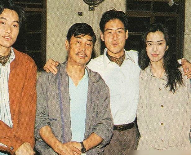 张学友王祖贤中间，挤进一个戴金表的胡茬男，谭耀文只能靠边站。

这张1990年《都市煞星》的旧照里，全网都在扒这个男人是谁。他双手交叉，眼神直视镜头，在天王天后身旁毫不怯场，手腕上的表闪着光。

当年能在港圈合影站这个位置，绝不可能是端茶倒水的。可翻遍资料，这人就像人间蒸发了一样。同框的新人谭耀文后
