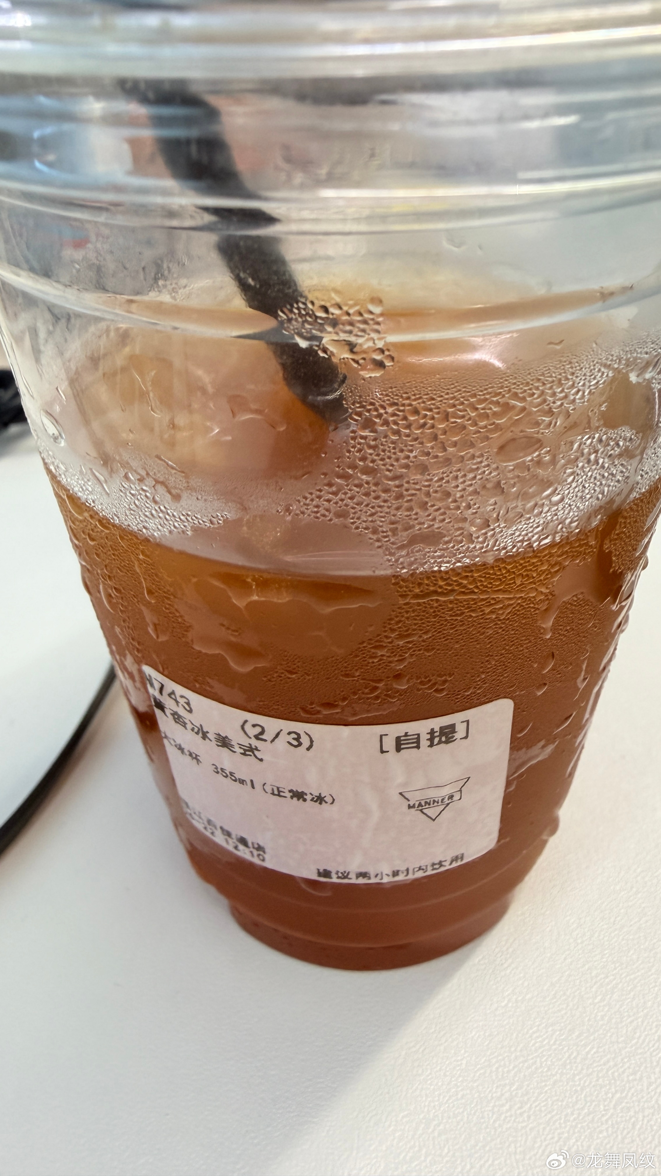 贵阳一位消费者在Manner咖啡购买的473ml超大杯咖啡，喝完发现杯内竟套着一个355ml的小杯，实际容量缩水近四分之一。 一、事件经过- 消费发现异常：2026年9月15日早，张先生的朋友在贵阳M