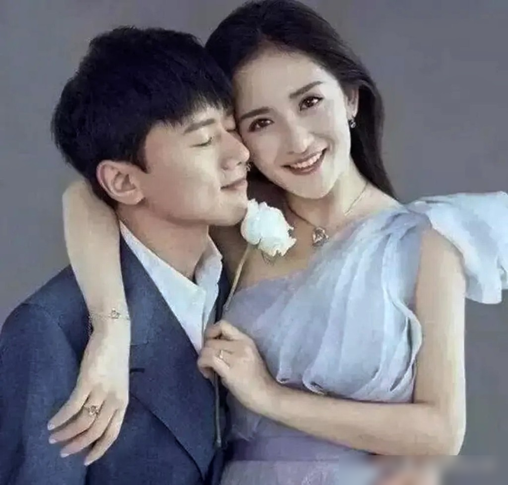 谢娜借3万澳元只还3万人民币？根本不是你想的那样！
这事发生在2019年澳洲录综艺，谢娜购物额度不够，找包文婧借了3万澳元。
回国让弟弟代还，沟通没说清币种，弟弟只转了3万人民币。
谢娜确认后当场就补了差价，结果节目组把补款道歉环节全剪了。
只留了调侃片段，硬生生把乌龙剪成了人品问题，这锅一