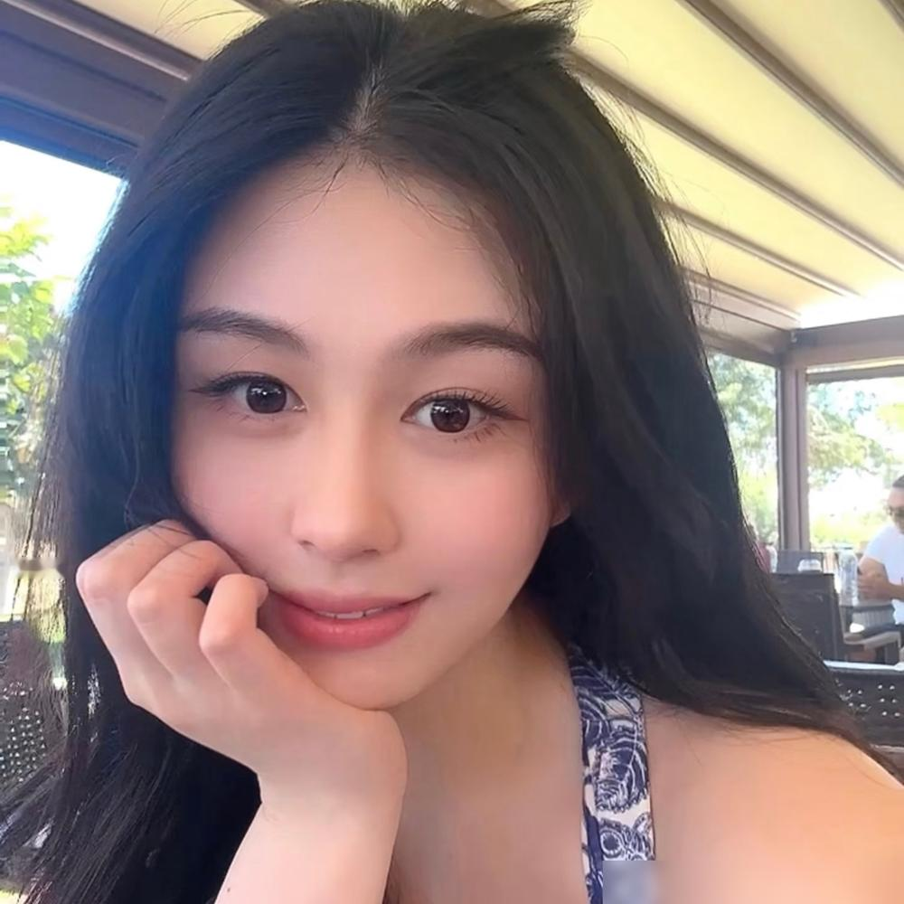 沈月把追求者全拒了，理由是一见钟情，标准是金城武或林志颖小时候。
这话听着像天真，其实是通透。
她生下来见到的就是张智霖、郭富城那批脸，父亲也是当年港圈数得上的俊朗。她的第一眼阈值，是拿真金白银的基因和际遇堆出来的。标准高不是矫情，是她的出厂设置。
再往深看一层。她母亲邱淑贞当年选择王晶，也从