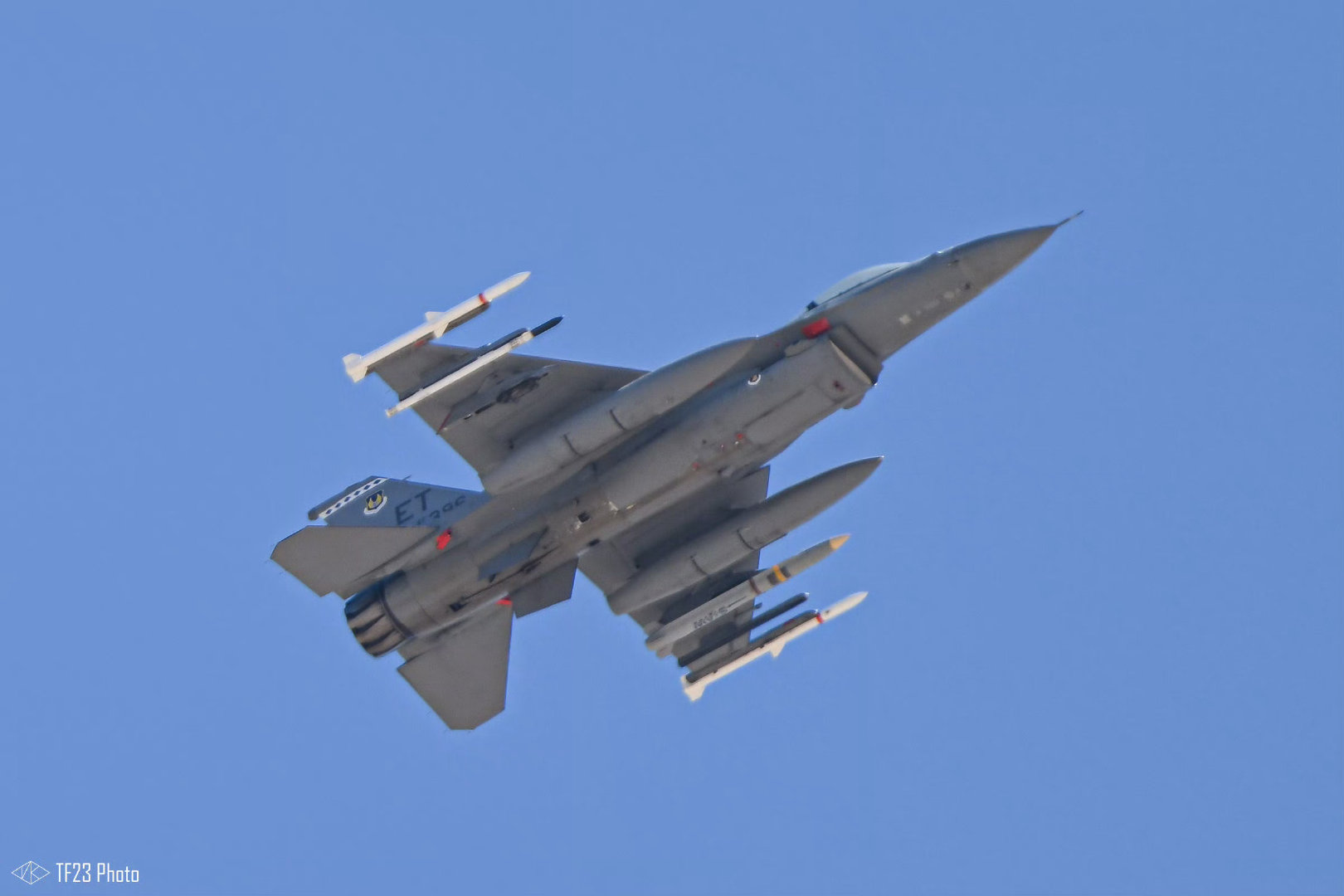 AIM-424长度大概4米左右吧，比AIM-120长一点，和AARGM-ER/SiAW(图3） 差不多，明显是为了适配F-35弹舱的武器。 ​