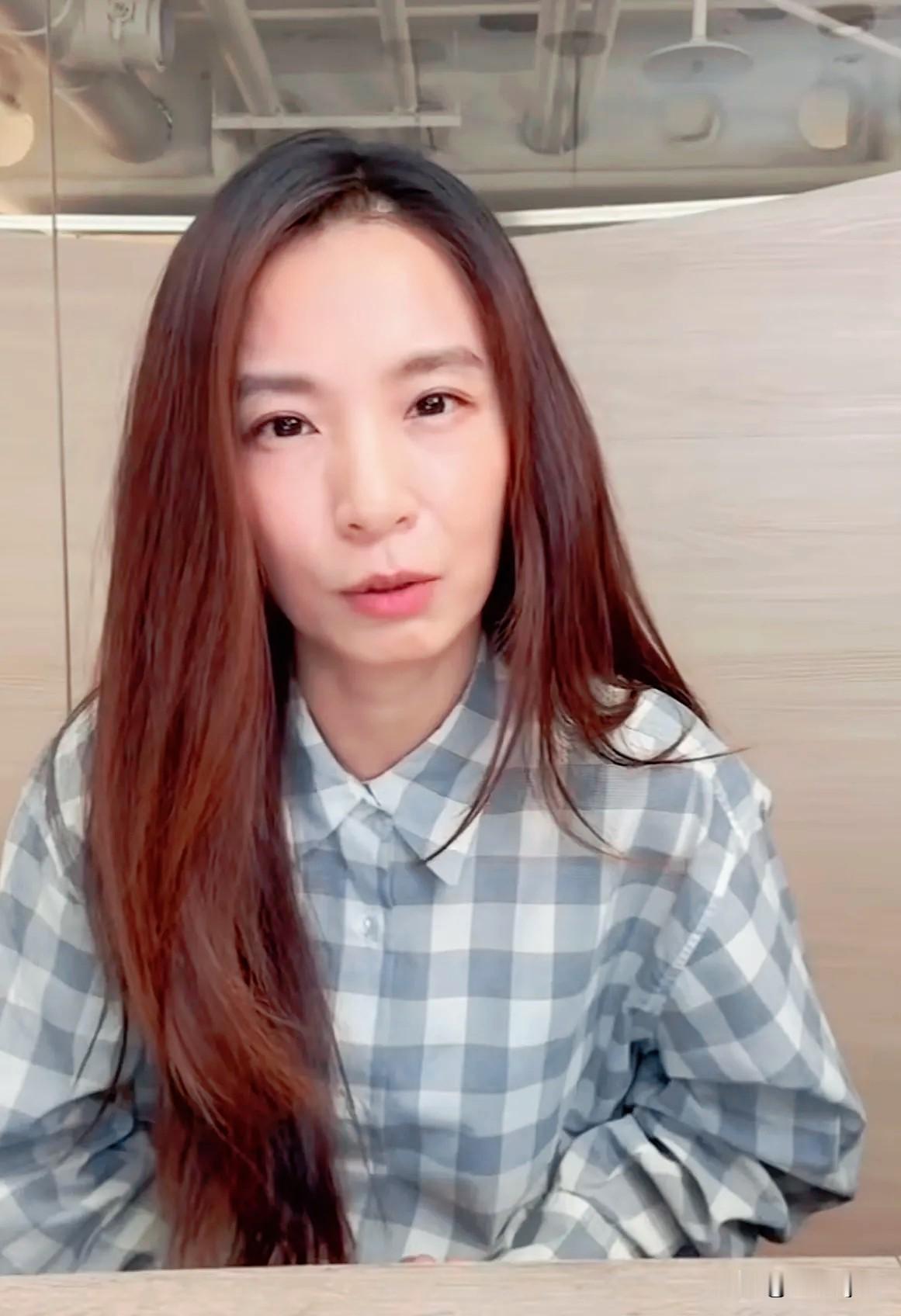 田馥甄真是越来越离谱了‼️
直播间粉丝叫她解开衬衫头一个扣子🤣
她的回复真的是炸裂[赞][赞][赞]

田馥甄直播中回应粉丝“解开衬衫第一个扣子”的玩笑，反问一句：“你们把我这当做什么直播间啊？”接着她开玩笑说：“要打赏哦！有钱我就解，没钱我就不解，哈哈！可以解到肚脐哦！”

田馥甄的这个反应，很多