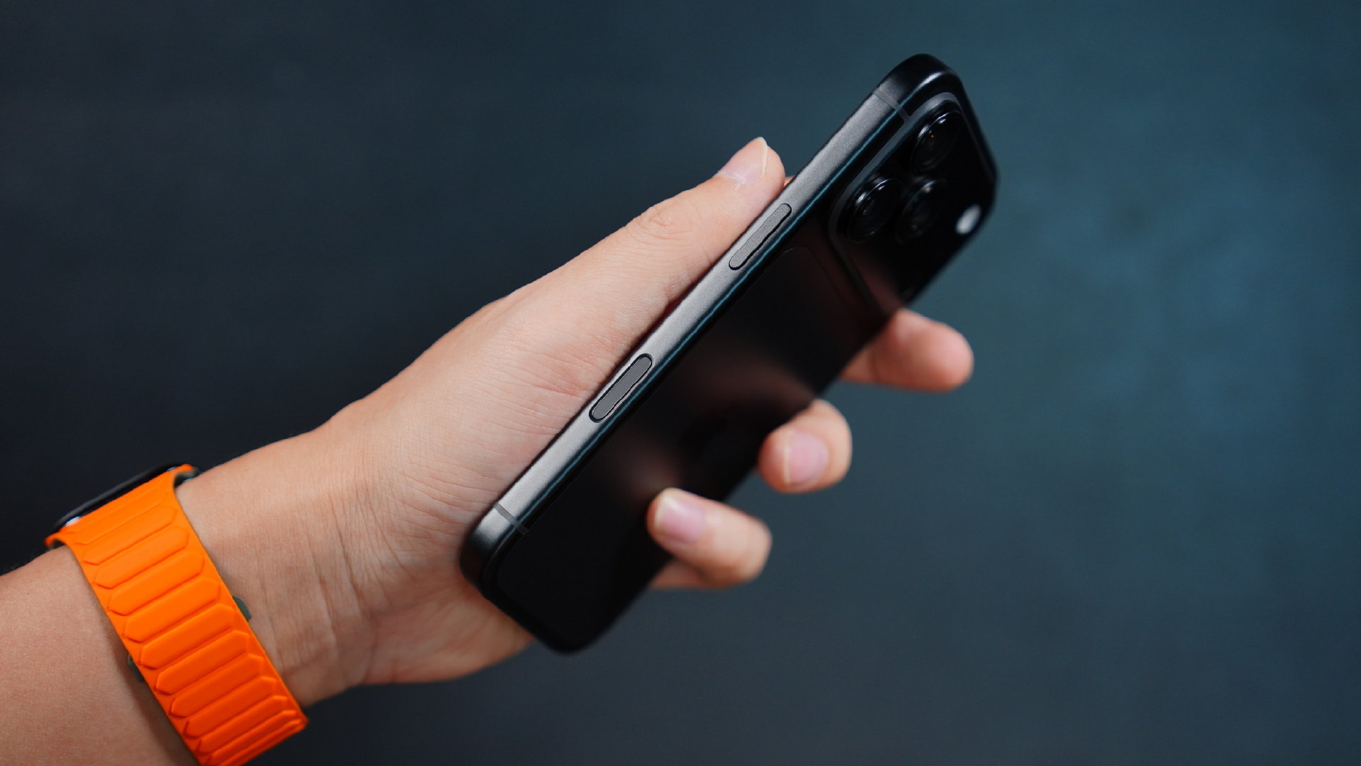 iPhone 18 Pro 黑色质感很绝！入手这个配色是个不错的选择[点赞] ​