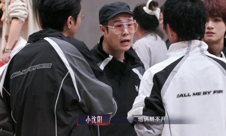 《披哥》最“轻松”的哥哥，非王以太莫属。

从一公被艾热带飞，到三公小沈阳盲选“买一送一”，再到五公孙楠只想拆艾热……王以太全程像艾热的“附属品”。别人拼命抢舞台，他躺平等安排，连组队时都只敢说“我干啥都行”。

五公终于拆伙，戏比实力还多。明明关系好，非要演决裂。可没了艾热，王以太立刻露怯——除了
